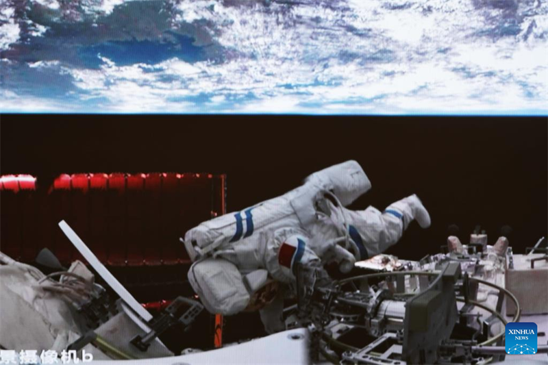 Taikonautas da Shenzhou-15 batem recorde na China ao completar 4a caminhada espacial