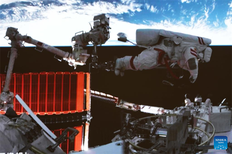 Taikonautas da Shenzhou-15 batem recorde na China ao completar 4a caminhada espacial