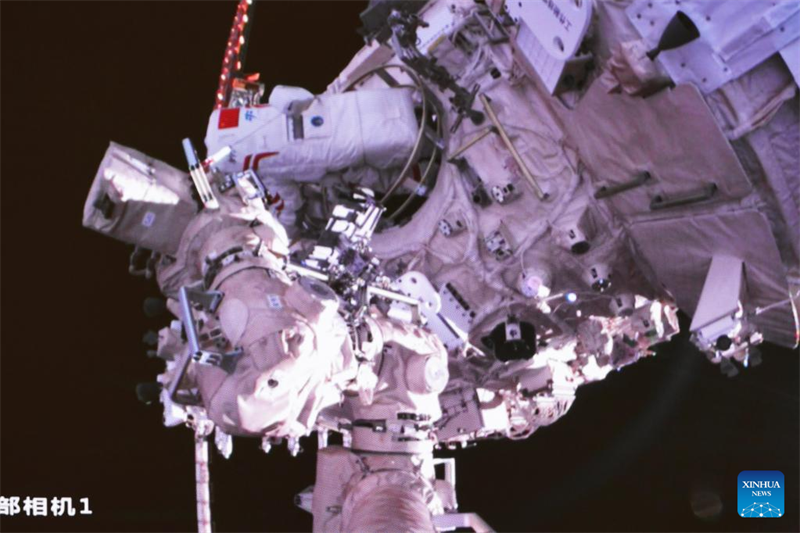 Taikonautas da Shenzhou-15 batem recorde na China ao completar 4a caminhada espacial