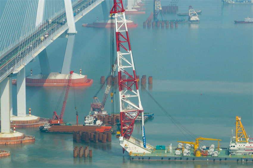 Constru??o de ponte transfronteiri?a em Zhejiang segue em andamento