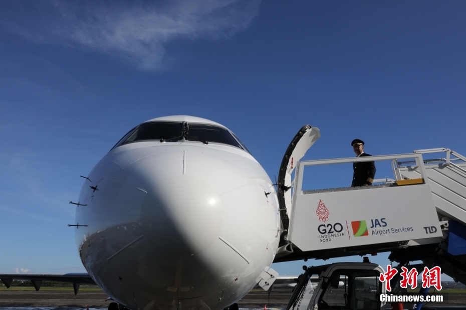 Avi?o ARJ21 da China realiza voo inaugural na Indonésia
