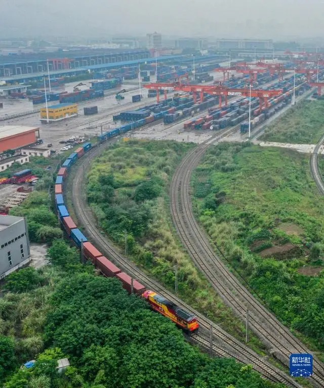 Ferrovia China-Laos registra 2.597 viagens transfronteiri?as de passageiros na primeira semana