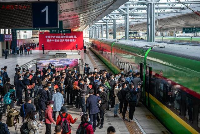 Ferrovia China-Laos registra 2.597 viagens transfronteiri?as de passageiros na primeira semana