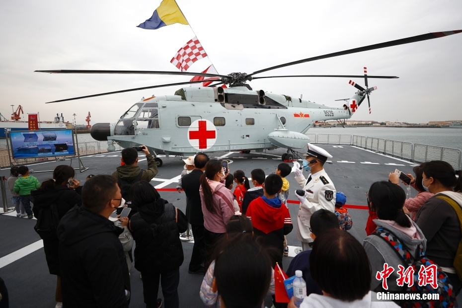 Marinha chinesa realiza visitas públicas a embarca??es militares em Qingdao