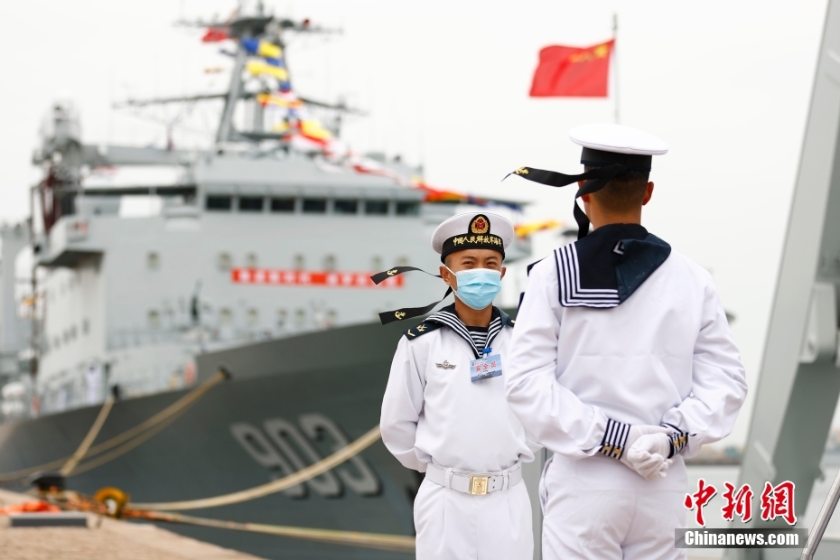 Marinha chinesa realiza visitas públicas a embarca??es militares em Qingdao