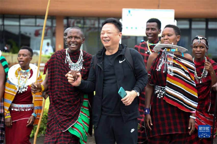 Grupos de turistas chineses s?o recebidos na Tanzania