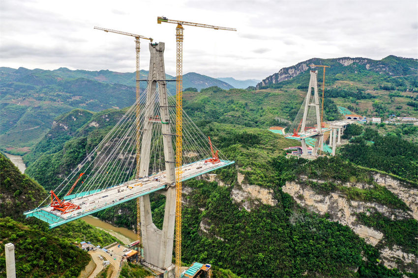 Constru??o da ponte Hongjun sobre rio Chishui decorre no sudoeste da China