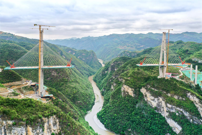 Constru??o da ponte Hongjun sobre rio Chishui decorre no sudoeste da China