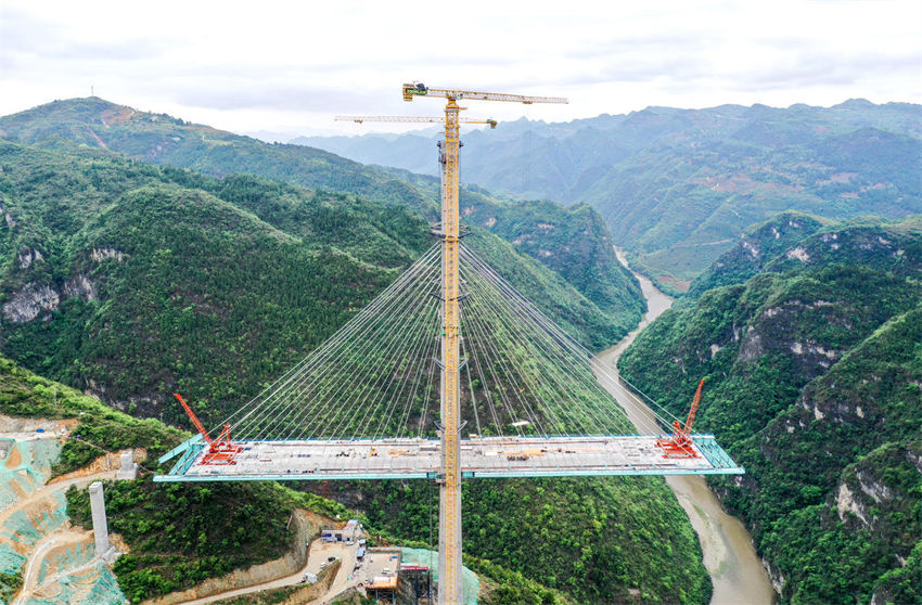 Constru??o da ponte Hongjun sobre rio Chishui decorre no sudoeste da China