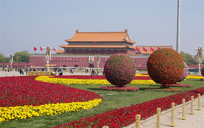 Canteiros de flores s?o instalados na Pra?a Tiananmen para o feriado de primeiro de maio