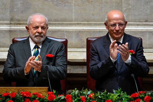 Presidente brasileiro pede diálogo e negocia??o política