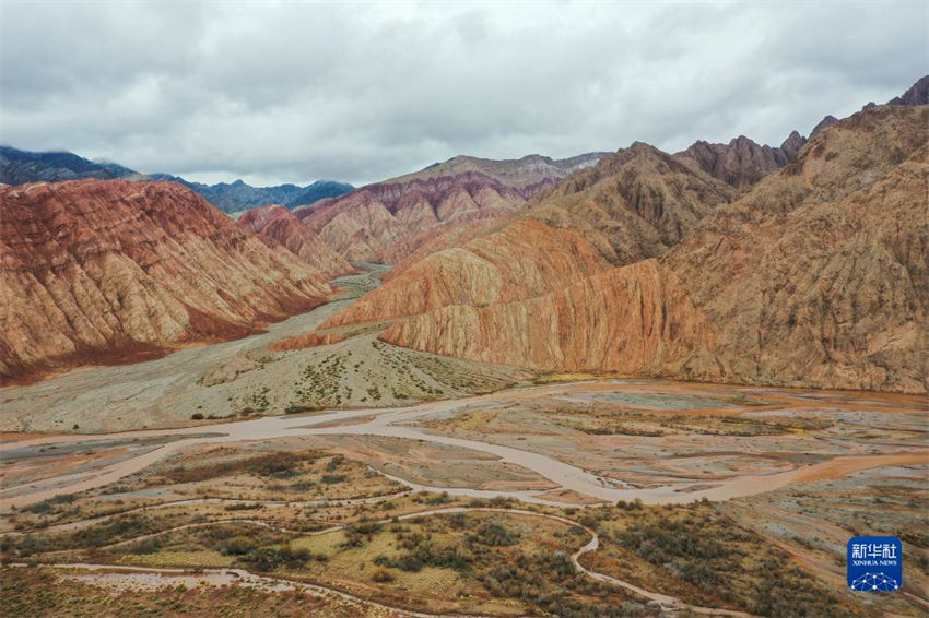 Galeria: cenário pitoresco de interse??o das montanhas Kunlun e Tianshan