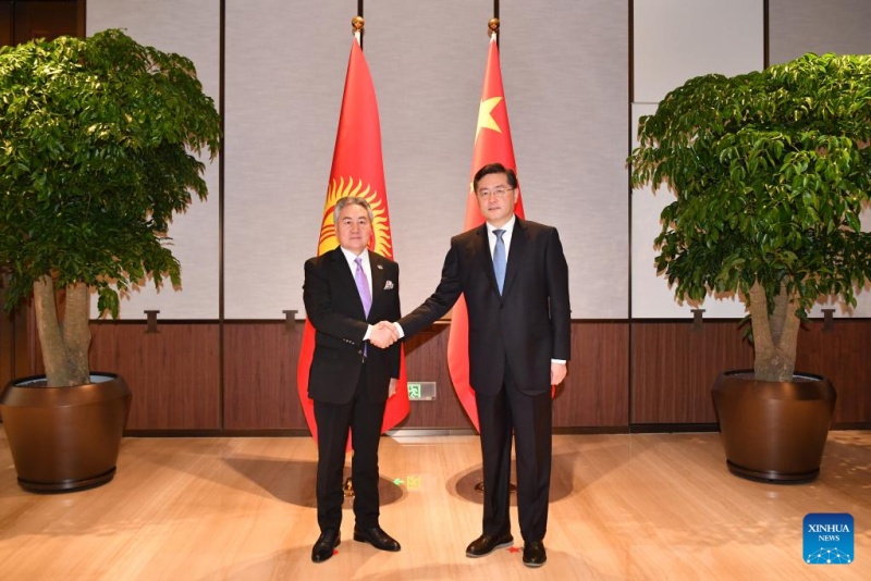 Chanceler chinês conversa com diplomatas seniores de países da ásia Central