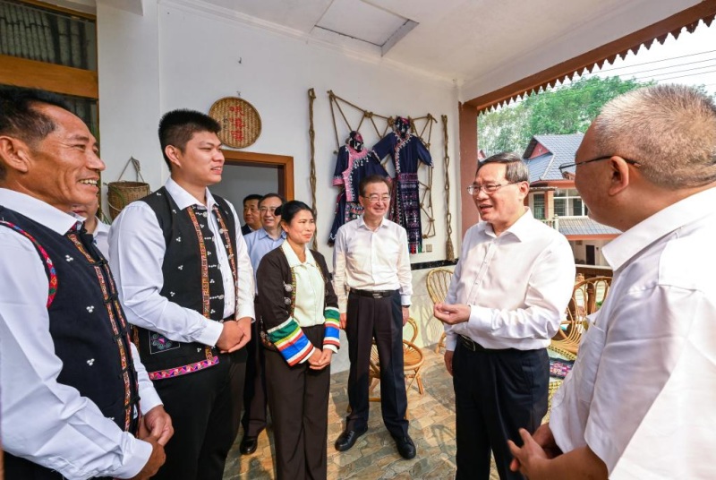 Primeiro-ministro chinês enfatiza ímpeto de desenvolvimento intrínseco para regi?es fronteiri?as e fortalecimento de conquistas em alívio da pobreza