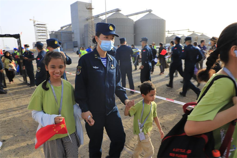 Navios da marinha chinesa evacuam cidad?os nacionais do Sud?o