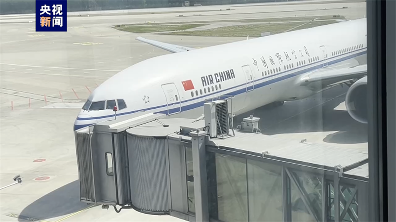 Primeiro voo com cidad?os chineses evacuados do Sud?o chega a Beijing