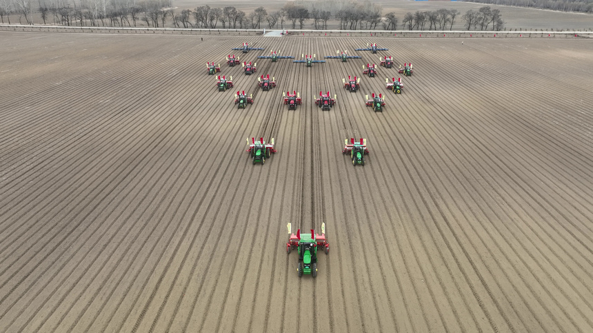 Província de Heilongjiang implementa maquinaria agrícola aut?noma com recurso a navega??o por satélite