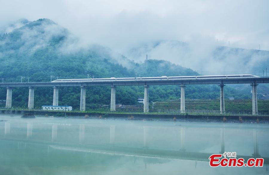 Galeria: trem de alta velocidade circula em montanhas envoltas de nuvens no centro da China