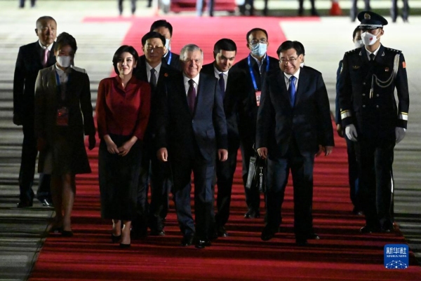 Presidente uzbeque chega a Xi'an para Cúpula China-ásia Central