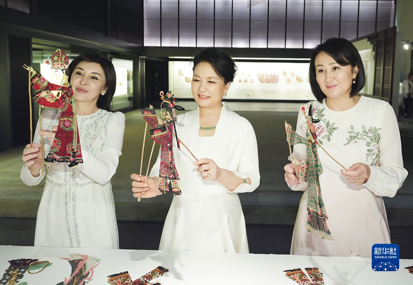 Peng Liyuan e esposas de líderes da ásia Central visitam teatro histórico