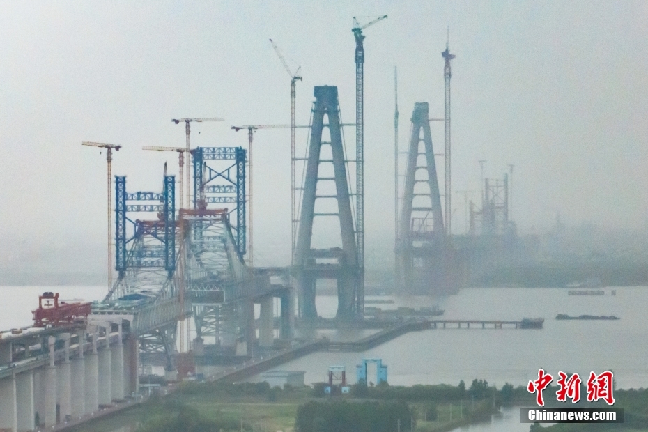 Constru??o da ponte Changtai?sobre rio Yangtze continua avan?ando no leste da China