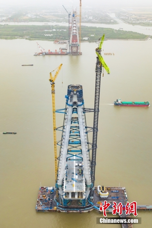Constru??o da ponte Changtai?sobre rio Yangtze continua avan?ando no leste da China