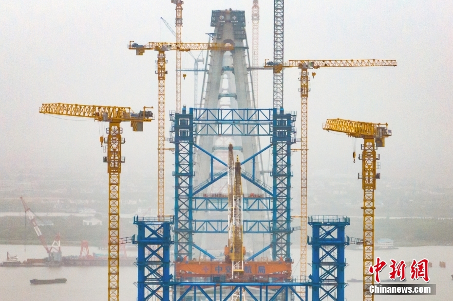 Constru??o da ponte Changtai?sobre rio Yangtze continua avan?ando no leste da China