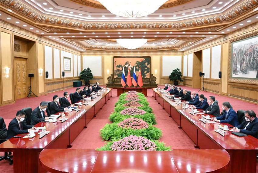 Xi Jinping reúne-se com primeiro-ministro russo