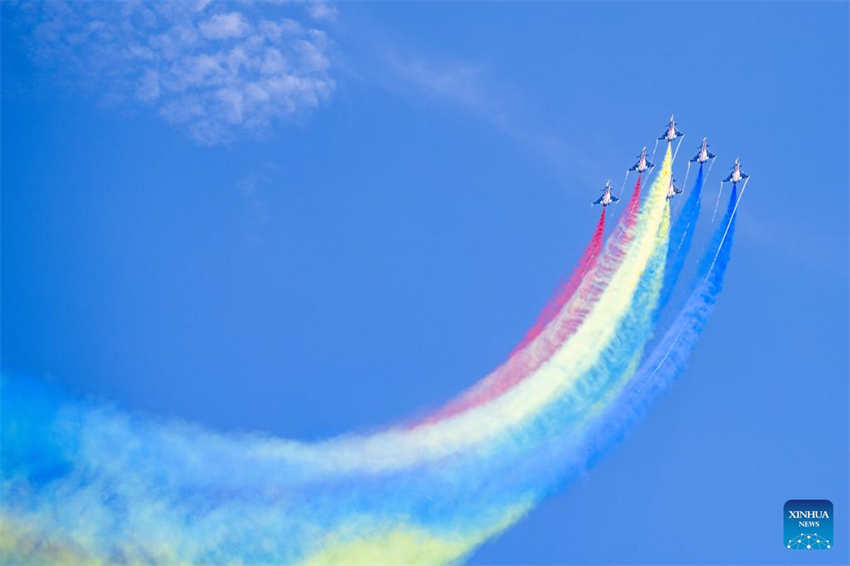 Equipe de acrobacias da For?a Aérea da China se apresenta na Exposi??o Marítima e Aeroespacial Internacional de Langkawi