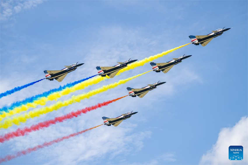 Equipe de acrobacias da For?a Aérea da China se apresenta na Exposi??o Marítima e Aeroespacial Internacional de Langkawi