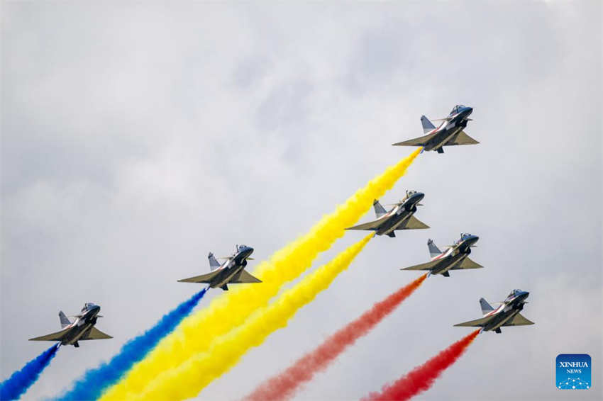 Equipe de acrobacias da For?a Aérea da China se apresenta na Exposi??o Marítima e Aeroespacial Internacional de Langkawi