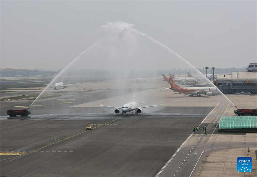 Avi?o chinês C919 realiza voo comercial inaugural