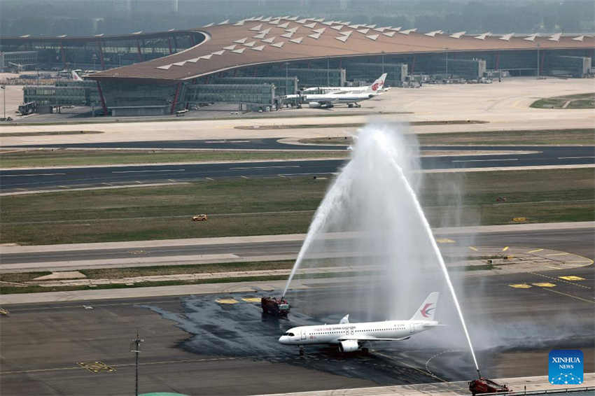 Avi?o chinês C919 realiza voo comercial inaugural