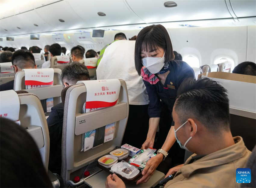 Avi?o chinês C919 realiza voo comercial inaugural