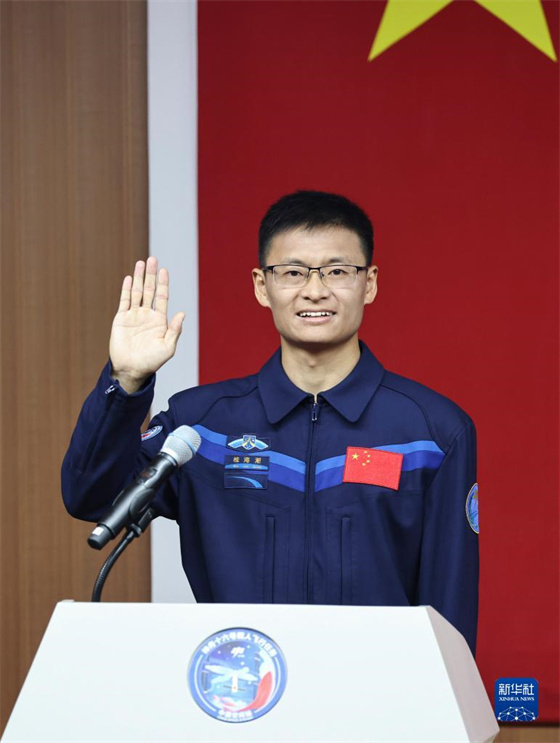 Astronautas da miss?o chinesa Shenzhou-16 reúnem-se com a imprensa