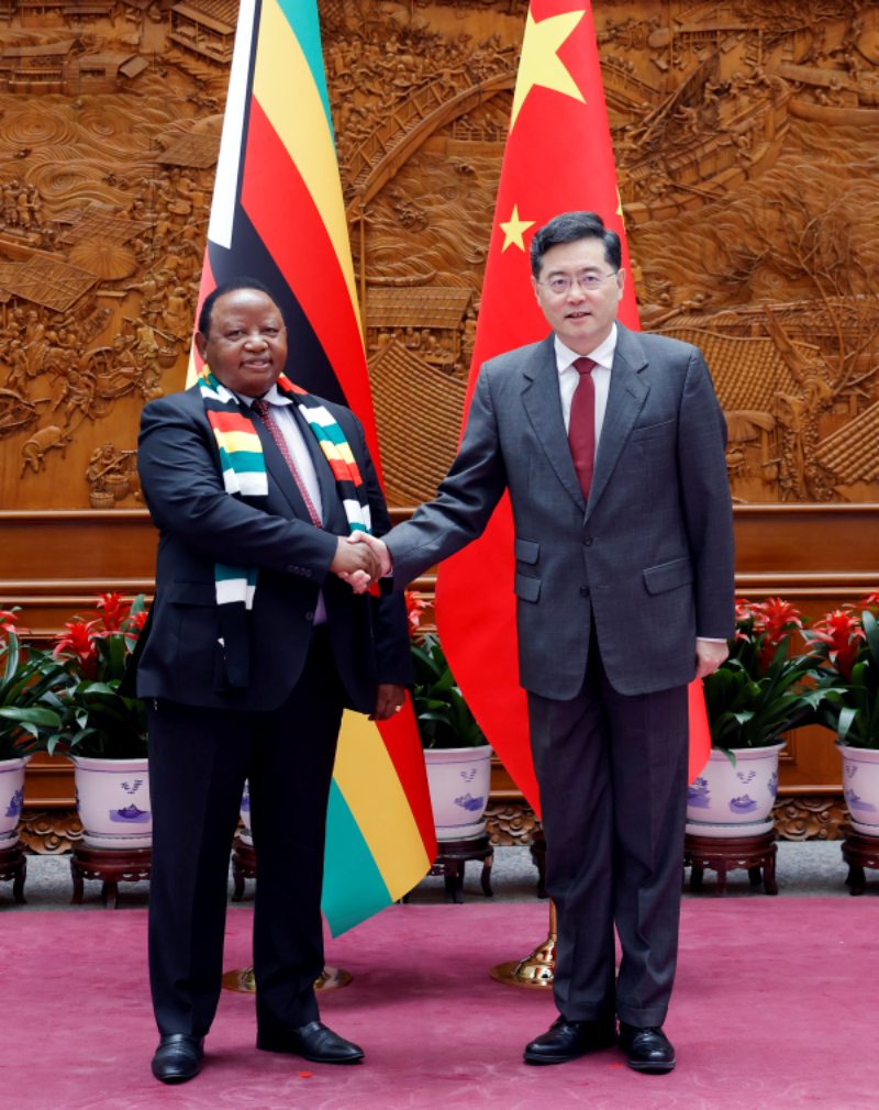 Chanceler chinês mantém conversa??es com homólogo do Zimbábue