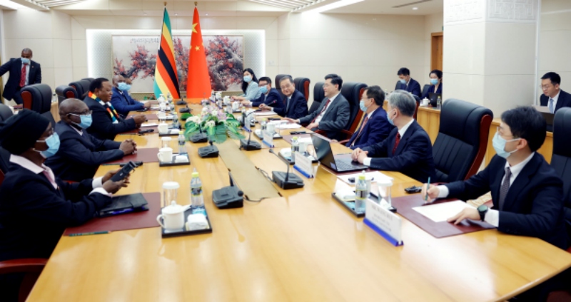Chanceler chinês mantém conversa??es com homólogo do Zimbábue