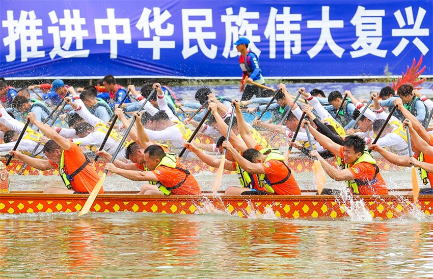 Realizada corrida de barcos-drag?o da Grande área da Baía de Guangdong-Hong Kong-Macau