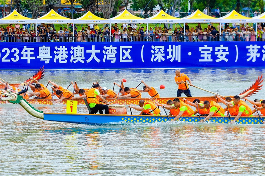 Realizada corrida de barcos-drag?o da Grande área da Baía de Guangdong-Hong Kong-Macau