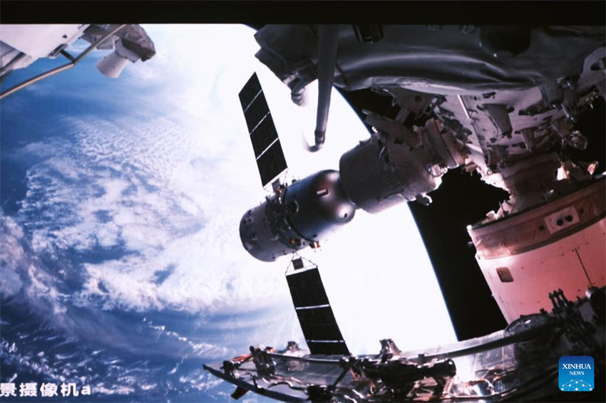 Nave espacial tripulada Shenzhou-16 da China atraca com esta??o espacial