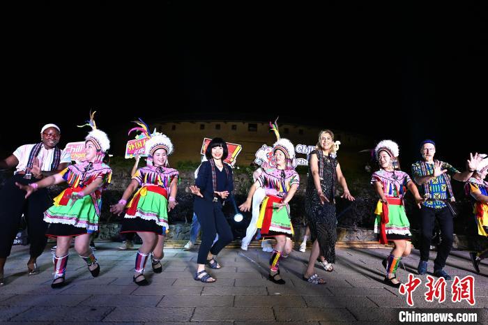 Artistas americanos experimentam dan?as folclóricas chinesas