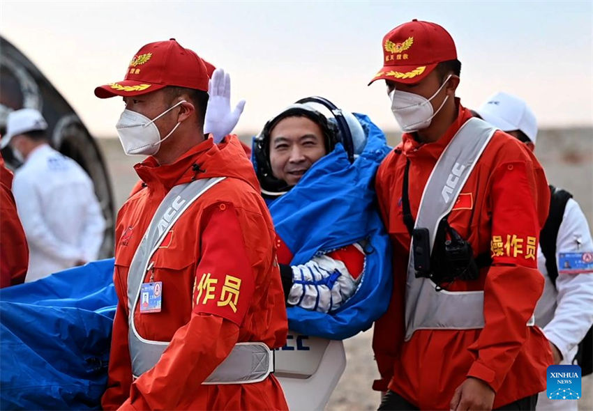 Astronautas da Shenzhou-15 da China retornam em seguran?a