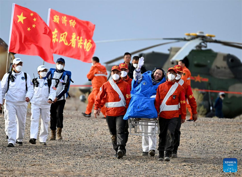 Astronautas da Shenzhou-15 da China retornam em seguran?a