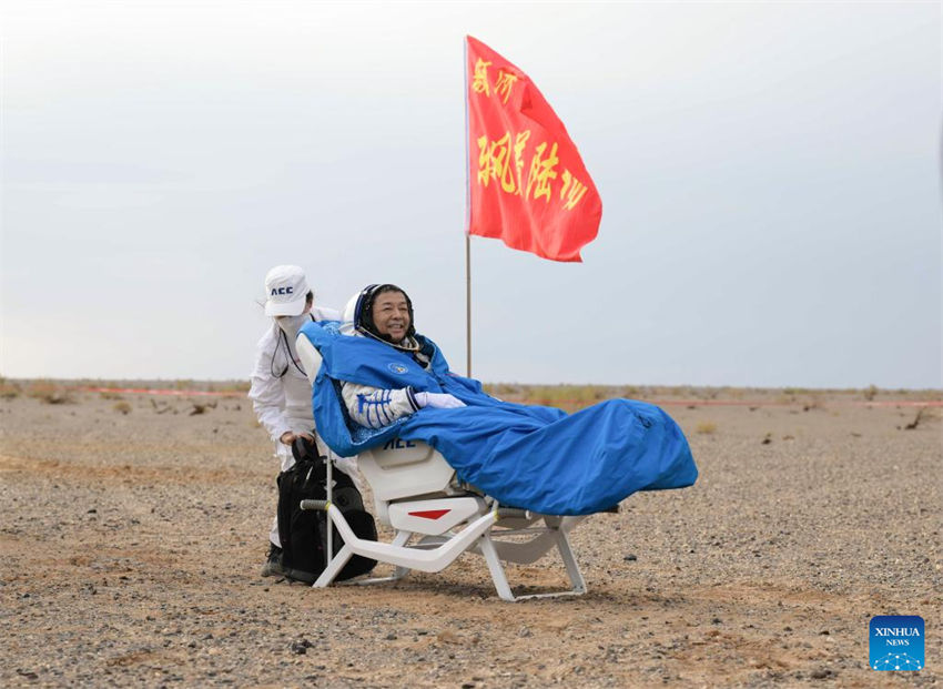 Astronautas da Shenzhou-15 da China retornam em seguran?a