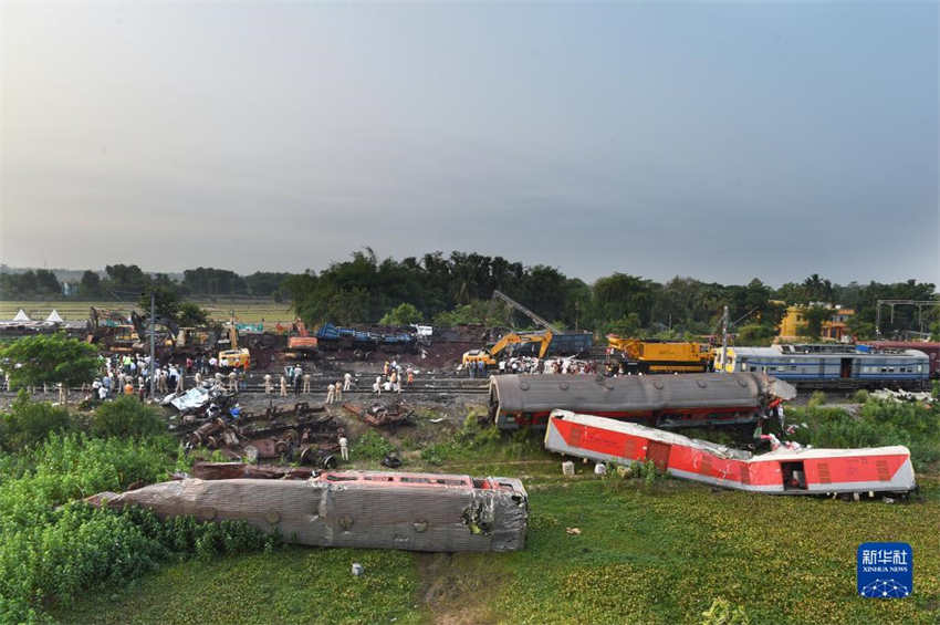Número de mortos em acidente de trem na índia é atualizado para 275