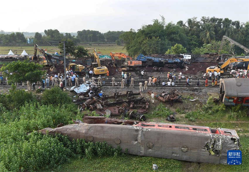 Número de mortos em acidente de trem na índia é atualizado para 275