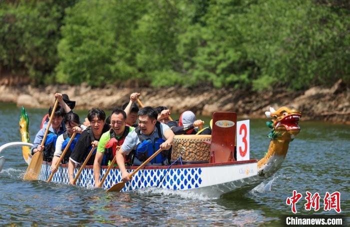 Corridas de barcos-drag?o têm início nas proximidades da Grande Muralha em Beijing