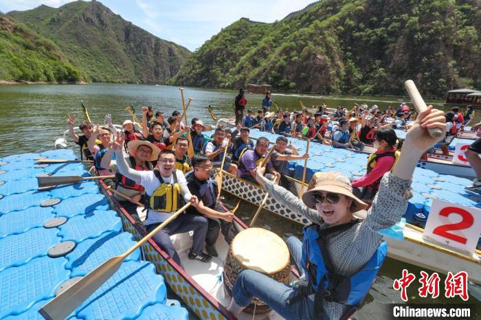Corridas de barcos-drag?o têm início nas proximidades da Grande Muralha em Beijing