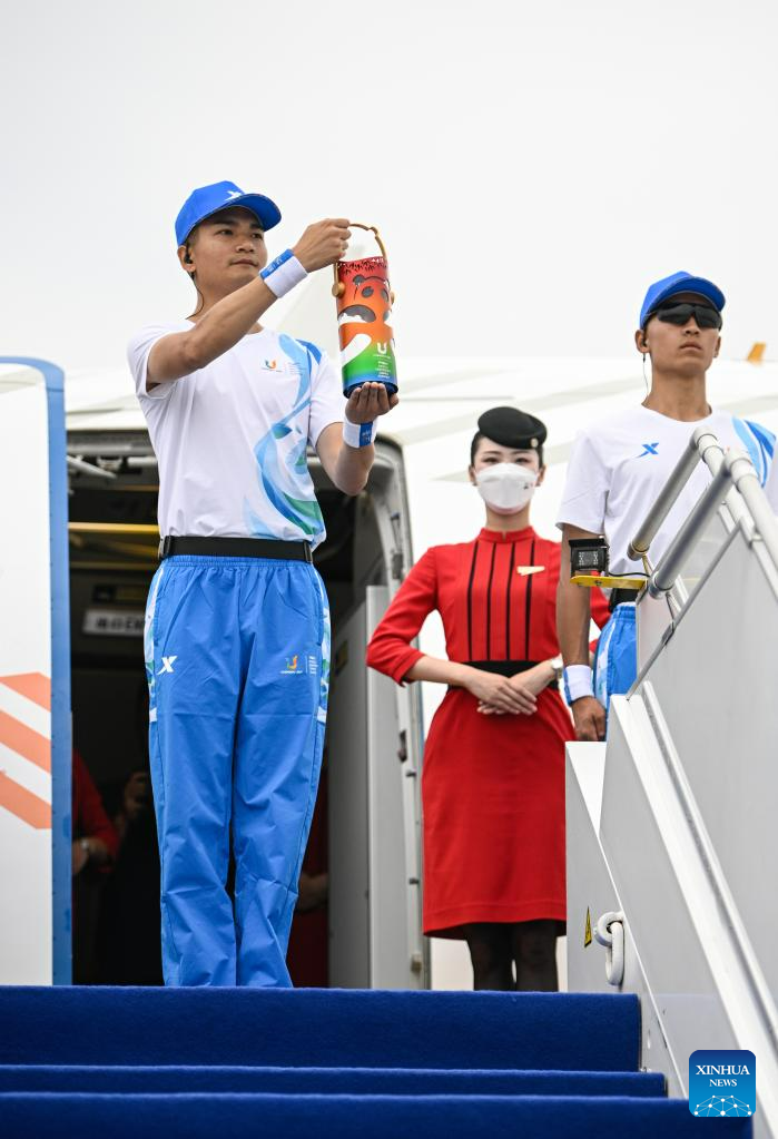 Chama da Universíade de Ver?o de Chengdu é transferida para Beijing antes do revezamento da tocha