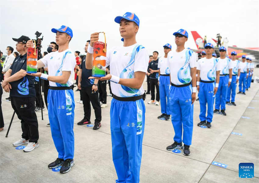 Chama da Universíade de Ver?o de Chengdu é transferida para Beijing antes do revezamento da tocha